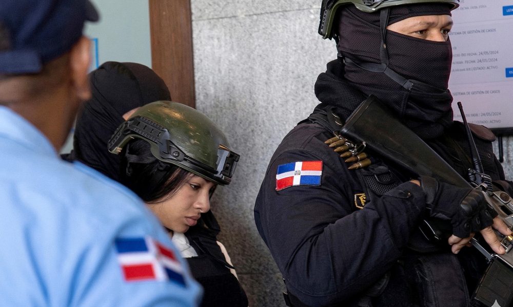 La cantante dominicana Yailin La Más Viral es custodiada afuera de un tribunal este jueves, en Santo Domingo (República Dominicana). EFE/Orlando Barría