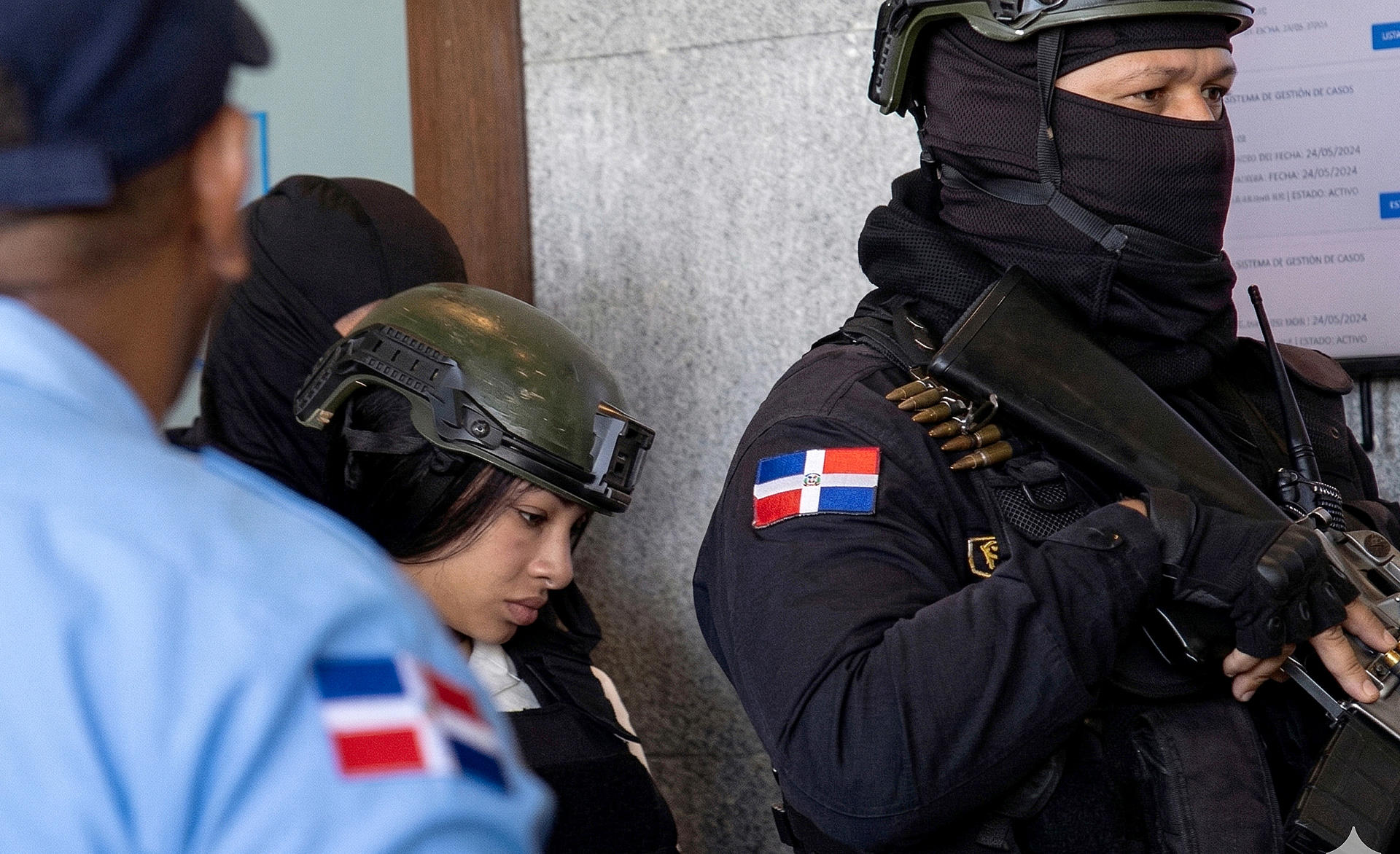 La cantante dominicana Yailin La Más Viral es custodiada afuera de un tribunal este jueves, en Santo Domingo (República Dominicana). EFE/Orlando Barría