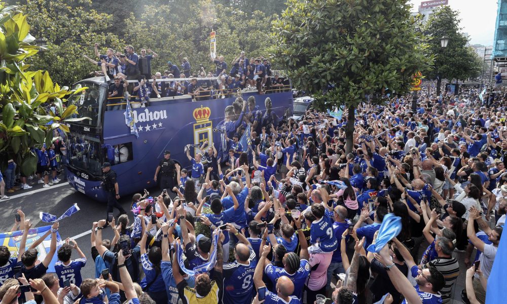 El Real Oviedo, que hoy se convierte en centenario, volvió a Primera División en junio de 2025 y lo festejó con una celebración multitudinaria en la ciudad. EFE/ J.L.Cereijido/Archivo