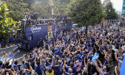 El Real Oviedo, que hoy se convierte en centenario, volvió a Primera División en junio de 2025 y lo festejó con una celebración multitudinaria en la ciudad. EFE/ J.L.Cereijido/Archivo