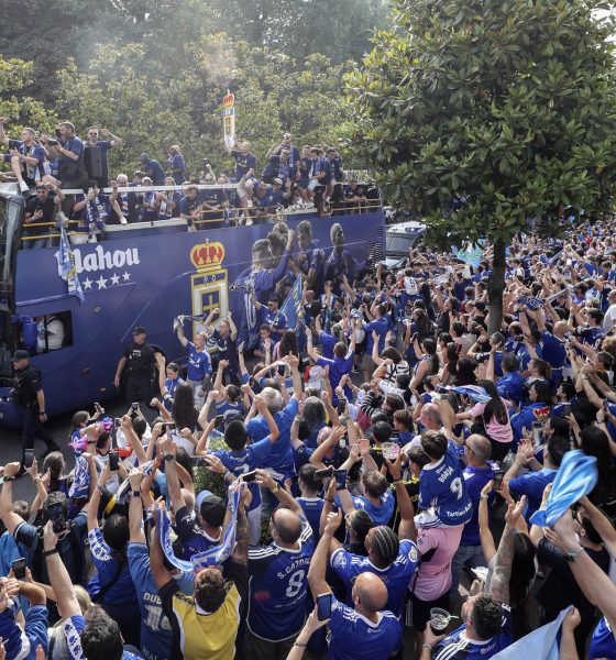 El Real Oviedo, que hoy se convierte en centenario, volvió a Primera División en junio de 2025 y lo festejó con una celebración multitudinaria en la ciudad. EFE/ J.L.Cereijido/Archivo