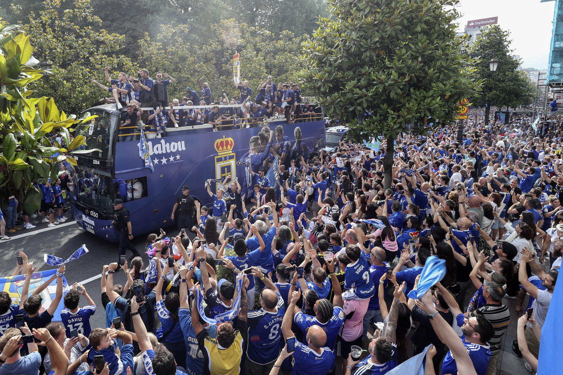 El Real Oviedo, que hoy se convierte en centenario, volvió a Primera División en junio de 2025 y lo festejó con una celebración multitudinaria en la ciudad. EFE/ J.L.Cereijido/Archivo