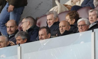 Javier Aguirre (c), seleccionador nacional de México, acudió al palco del Coliseum para observar al jugador del Betis Álvaro Fidalgo, posible candidato a entrar en su próxima convocatoria, durante el partido de LaLiga entre el Getafe y el Betis, este domingo en el Coliseo. EFE/Zipi
