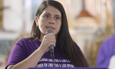 La activista y periodista Andreína Baduel, hermana del preso político Josnar Baduel, habla durante una misa por la libertad de todos los presos políticos en vísperas de la Semana Santa este viernes, en Caracas (Venezuela). EFE/ Miguel Gutiérrez