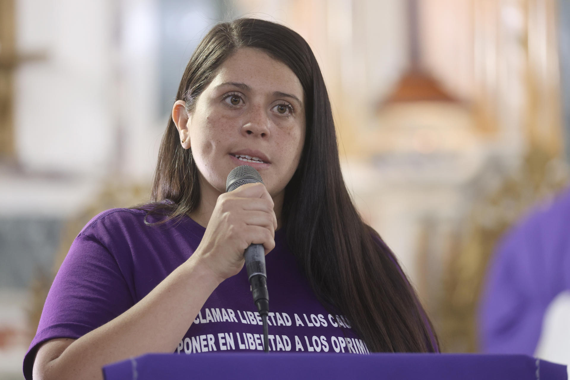 La activista y periodista Andreína Baduel, hermana del preso político Josnar Baduel, habla durante una misa por la libertad de todos los presos políticos en vísperas de la Semana Santa este viernes, en Caracas (Venezuela). EFE/ Miguel Gutiérrez