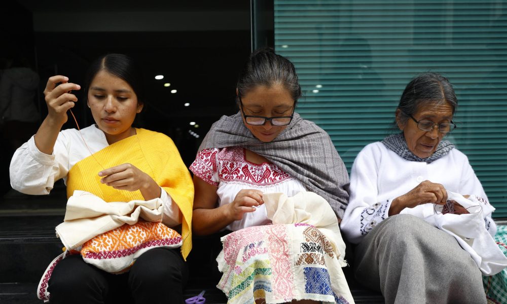 Mujeres otomíes realizan artesanías en Ciudad de México (México). Imagen de archivo. EFE/ Sáshenka Gutiérrez