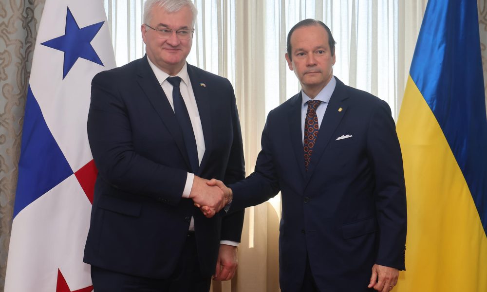 El ministro de Relaciones Exteriores de Ucrania, Andrii Sybiha (i), estrecha la mano del ministro de Relaciones Exteriores de Panamá, Javier Martínez-Acha, este viernes, durante la una firma de varios acuerdos en Ciudad de Panamá (Panamá). EFE/ Gabriel Rodríguez