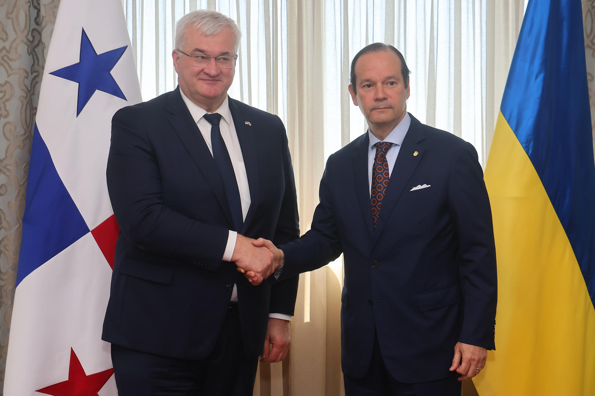 El ministro de Relaciones Exteriores de Ucrania, Andrii Sybiha (i), estrecha la mano del ministro de Relaciones Exteriores de Panamá, Javier Martínez-Acha, este viernes, durante la una firma de varios acuerdos en Ciudad de Panamá (Panamá). EFE/ Gabriel Rodríguez