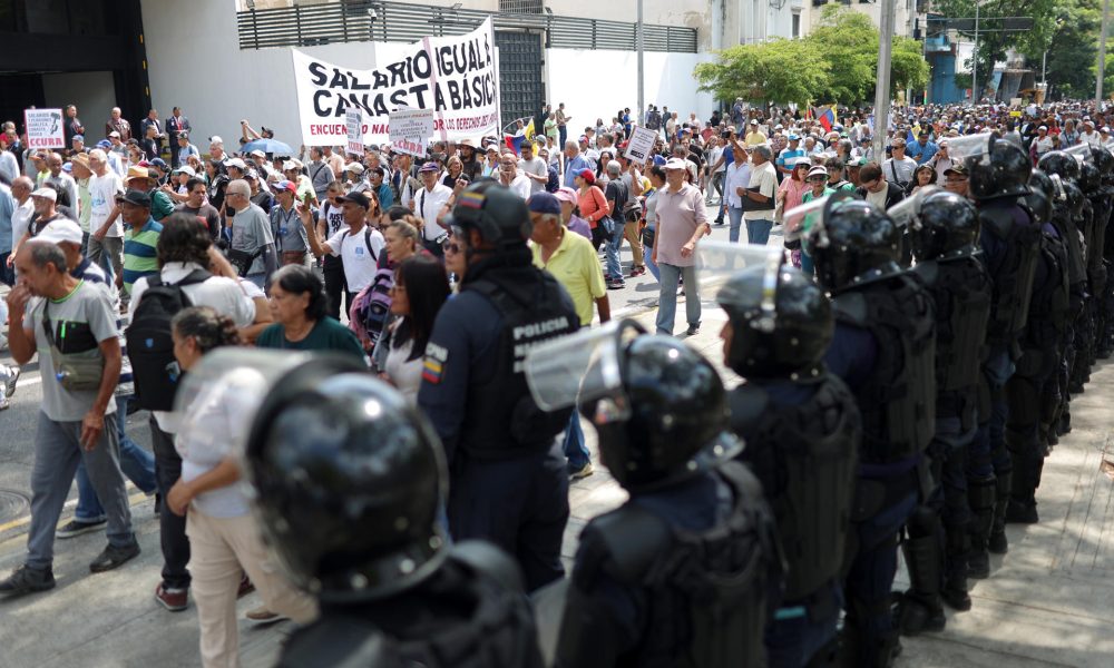 Personas se manifiestan durante una protesta por el salario y las pensiones este jueves, en Caracas (Venezuela). EFE/ Miguel Gutierrez