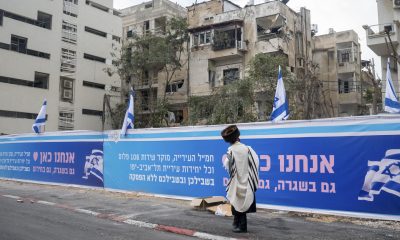 Un hombre ortodoxo judío observa la zona afectada por un misil iraní en el centro de Tel Aviv, Israel. Un edificio en el centro de Tel Aviv y una sinagoga de Beith Shemesh -a 30 kilómetros de Jerusalén- han sido los dos únicos lugares golpeados por Irán que han dejado víctimas mortales en suelo israelí hasta el momento. En ellos, más allá del dolor de velar a sus diez fallecidos, o precisamente por eso, los vecinos han reforzado su discurso y aseguran que "no hay otra opción" que continuar con esta "guerra justificada". EFE/Magda Gibelli