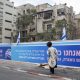 Un hombre ortodoxo judío observa la zona afectada por un misil iraní en el centro de Tel Aviv, Israel. Un edificio en el centro de Tel Aviv y una sinagoga de Beith Shemesh -a 30 kilómetros de Jerusalén- han sido los dos únicos lugares golpeados por Irán que han dejado víctimas mortales en suelo israelí hasta el momento. En ellos, más allá del dolor de velar a sus diez fallecidos, o precisamente por eso, los vecinos han reforzado su discurso y aseguran que "no hay otra opción" que continuar con esta "guerra justificada". EFE/Magda Gibelli