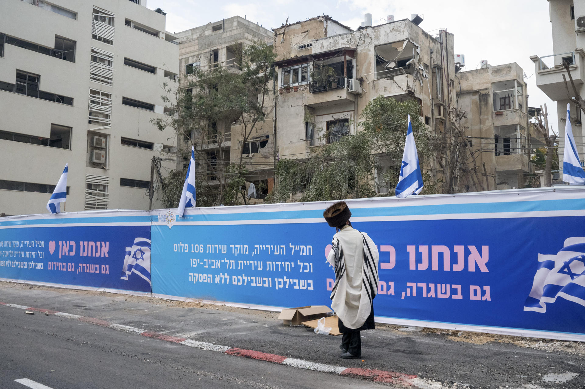 Un hombre ortodoxo judío observa la zona afectada por un misil iraní en el centro de Tel Aviv, Israel. Un edificio en el centro de Tel Aviv y una sinagoga de Beith Shemesh -a 30 kilómetros de Jerusalén- han sido los dos únicos lugares golpeados por Irán que han dejado víctimas mortales en suelo israelí hasta el momento. En ellos, más allá del dolor de velar a sus diez fallecidos, o precisamente por eso, los vecinos han reforzado su discurso y aseguran que "no hay otra opción" que continuar con esta "guerra justificada". EFE/Magda Gibelli