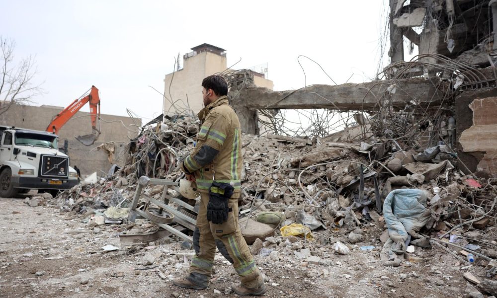Trabajadores de rescate iraníes trabajan entre los escombros de edificios residenciales dañados en el centro de Teherán, Irán, 12 de marzo de 2026. EFE/ABEDIN TAHERKENAREH