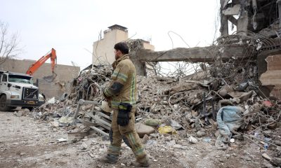 Trabajadores de rescate iraníes trabajan entre los escombros de edificios residenciales dañados en el centro de Teherán, Irán, 12 de marzo de 2026. EFE/ABEDIN TAHERKENAREH