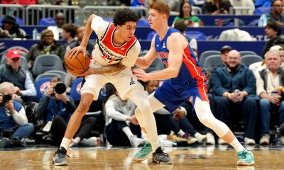 Will Riley (i) de Washington disputa el balón con Kevin Huerter de Detroit este martes en el Capital One Arena de la capital estadounidense. EFE/ Octavio Guzmán