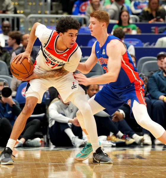 Will Riley (i) de Washington disputa el balón con Kevin Huerter de Detroit este martes en el Capital One Arena de la capital estadounidense. EFE/ Octavio Guzmán
