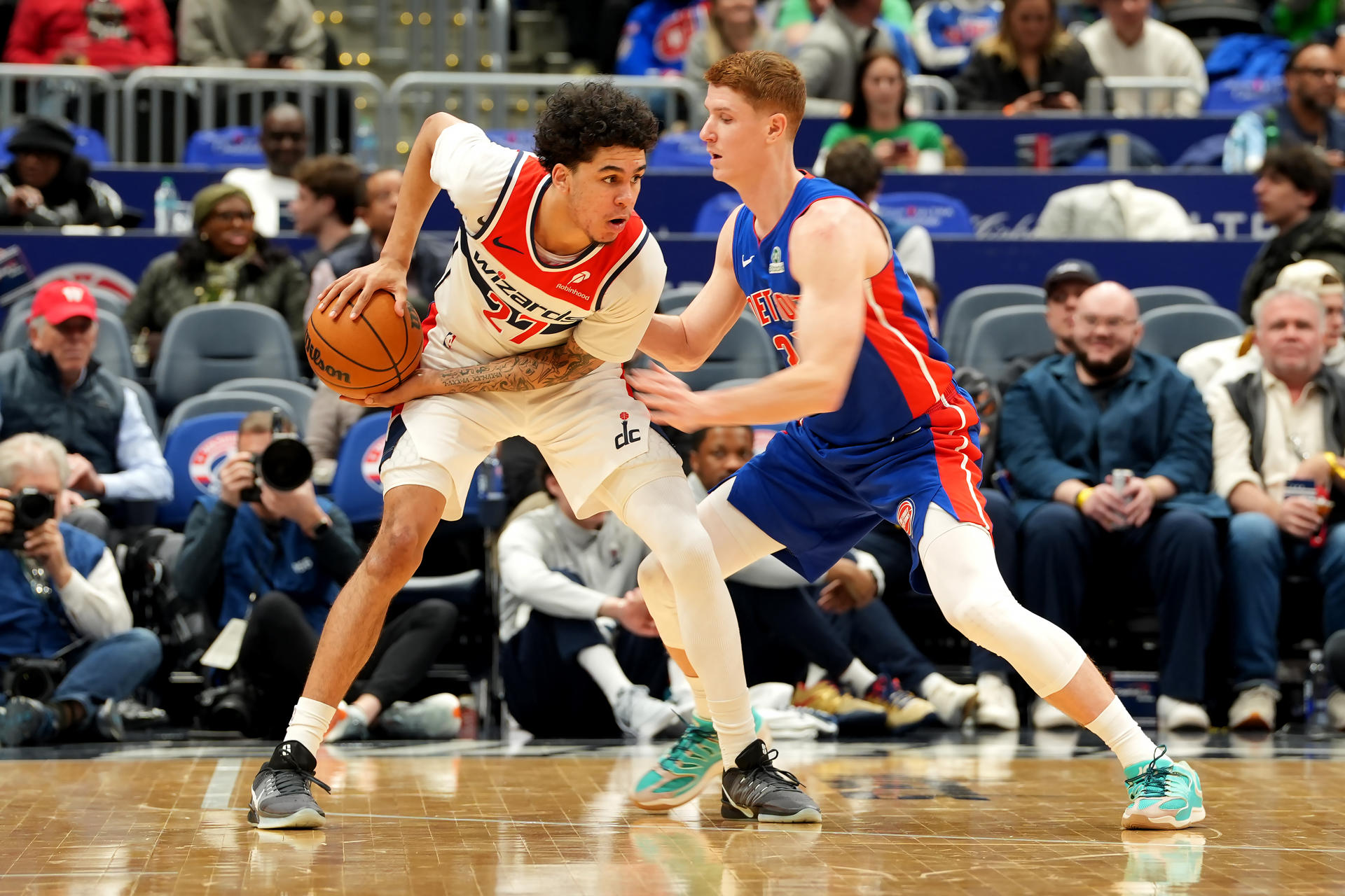 Will Riley (i) de Washington disputa el balón con Kevin Huerter de Detroit este martes en el Capital One Arena de la capital estadounidense. EFE/ Octavio Guzmán