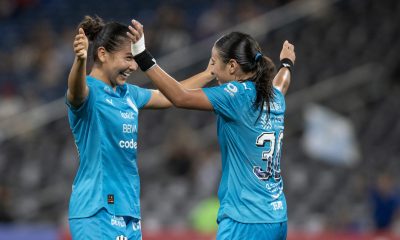Nicole Pérez (i) y Alice Soto de Rayadas celebran un gol. Imagen de archivo. EFE/ Miguel Sierra