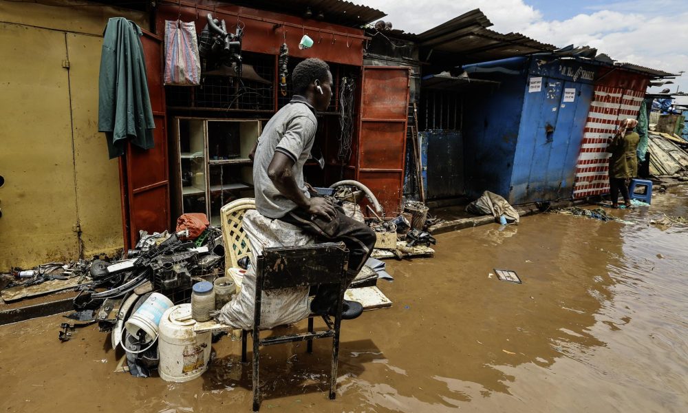 Fotogafía de archivo de un hombre en Nairobi (Kenia) fuera de su taller dañado tras las inundaciones. EFE/EPA/DANIEL IRUNGU
