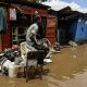 Fotogafía de archivo de un hombre en Nairobi (Kenia) fuera de su taller dañado tras las inundaciones. EFE/EPA/DANIEL IRUNGU