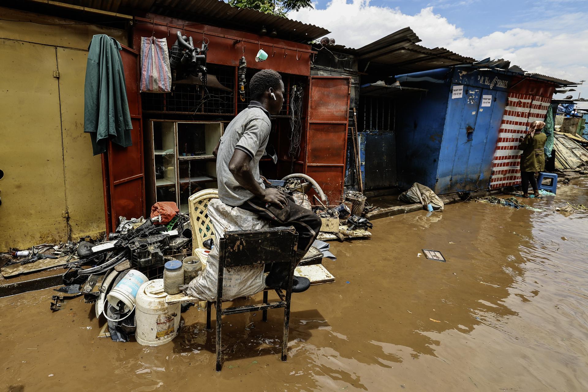 Fotogafía de archivo de un hombre en Nairobi (Kenia) fuera de su taller dañado tras las inundaciones. EFE/EPA/DANIEL IRUNGU