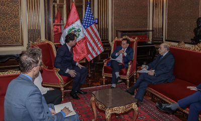 Fotografía difundida por la Presidencia del Perú del presidente en transición, José María Balcázar (c-d), reunido con el embajador de Estados Unidos en el país, Bernie Navarro (c-i), este lunes, en Lima (Perú). EFE/ Presidencia del Perú