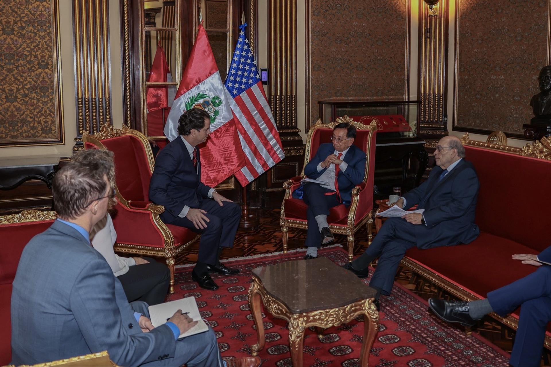 Fotografía difundida por la Presidencia del Perú del presidente en transición, José María Balcázar (c-d), reunido con el embajador de Estados Unidos en el país, Bernie Navarro (c-i), este lunes, en Lima (Perú). EFE/ Presidencia del Perú