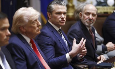Secretario de Defensa de EE.UU., Pete Hegseth (C), junto con el presidente de EE.UU., Donald J. Trump (I), durante una reunión del gabinete en la Sala del Gabinete de la Casa Blanca en Washington, DC, EE.UU., 26 de marzo de 2026. EFE/EPA/WILL OLIVER / POOL