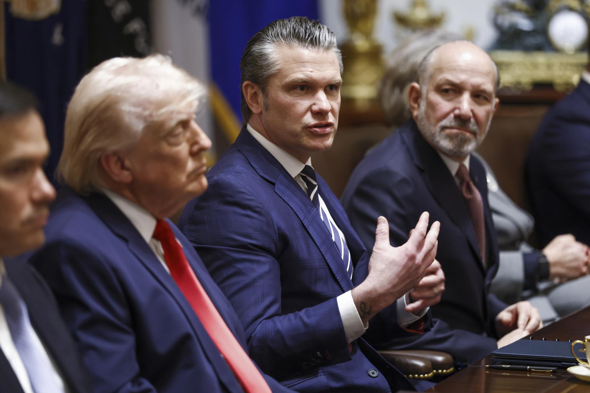Secretario de Defensa de EE.UU., Pete Hegseth (C), junto con el presidente de EE.UU., Donald J. Trump (I), durante una reunión del gabinete en la Sala del Gabinete de la Casa Blanca en Washington, DC, EE.UU., 26 de marzo de 2026. EFE/EPA/WILL OLIVER / POOL