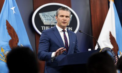 Fotografía fechada el 2 de marzo que muestra al secretario de Guerra de EE.UU., Pete Hegseth, quien anunció este miércoles que su país ha hundido un navío de guerra iraní con un ataque con torpedo desde un submarino en el Océano Índico, la primera vez que un sumergible estadounidense realiza este tipo de ataque desde la II Guerra Mundial. EFE/ Will Oliver