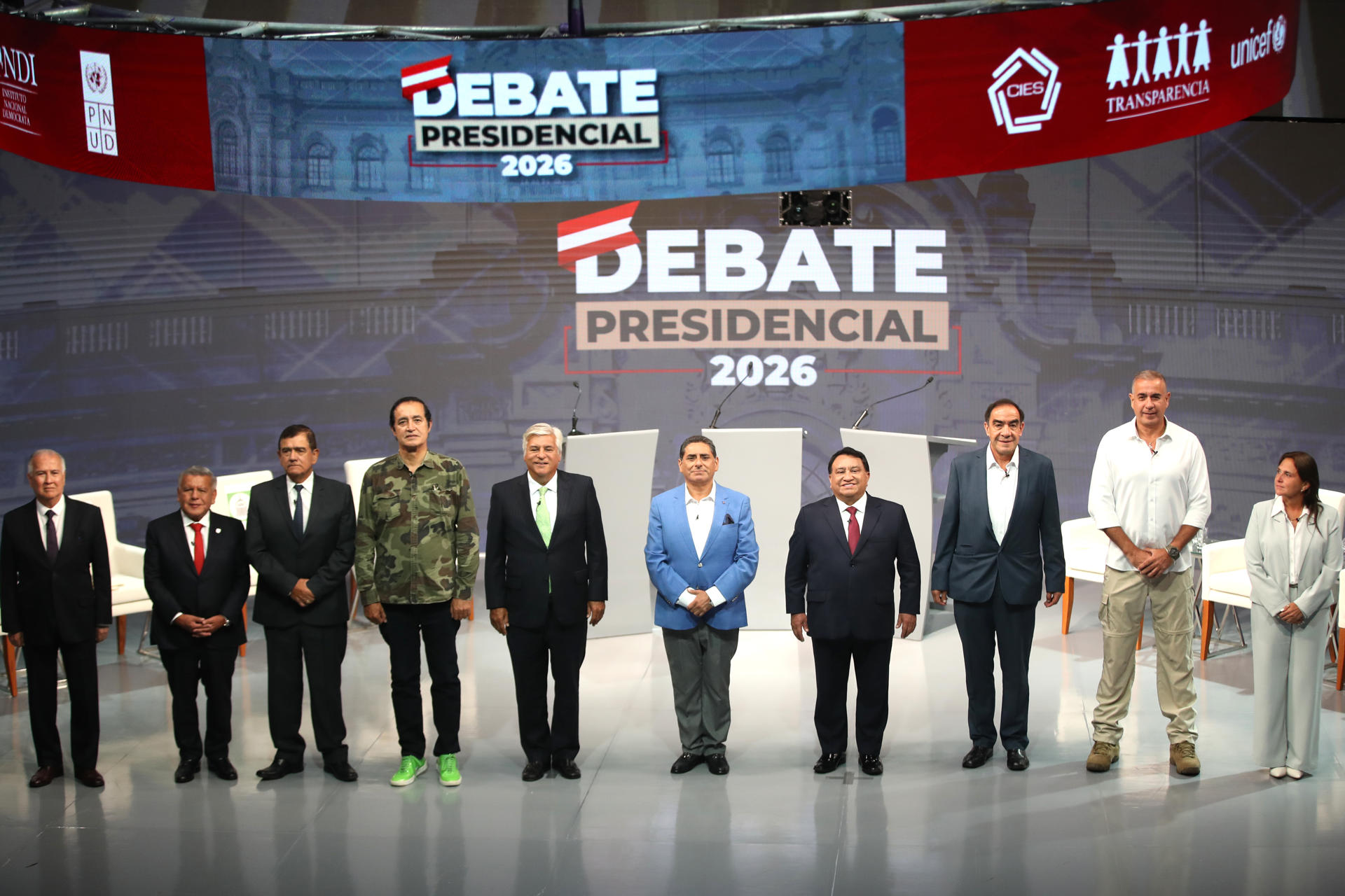 Candidatos a la Presidencia de Perú posan previo a un debate en el Centro de Convenciones este lunes, en Lima (Perú). EFE/ Paolo Aguilar