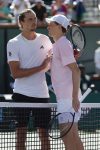 El alemán Alexander Zverev (i) felicita al italiano Jannik Sinner por su victoria por 6-2 y 6-4 este sábado en semifinales del Abierto de Indian Wells. EFE/EPA/JOHN G. MABANGLO