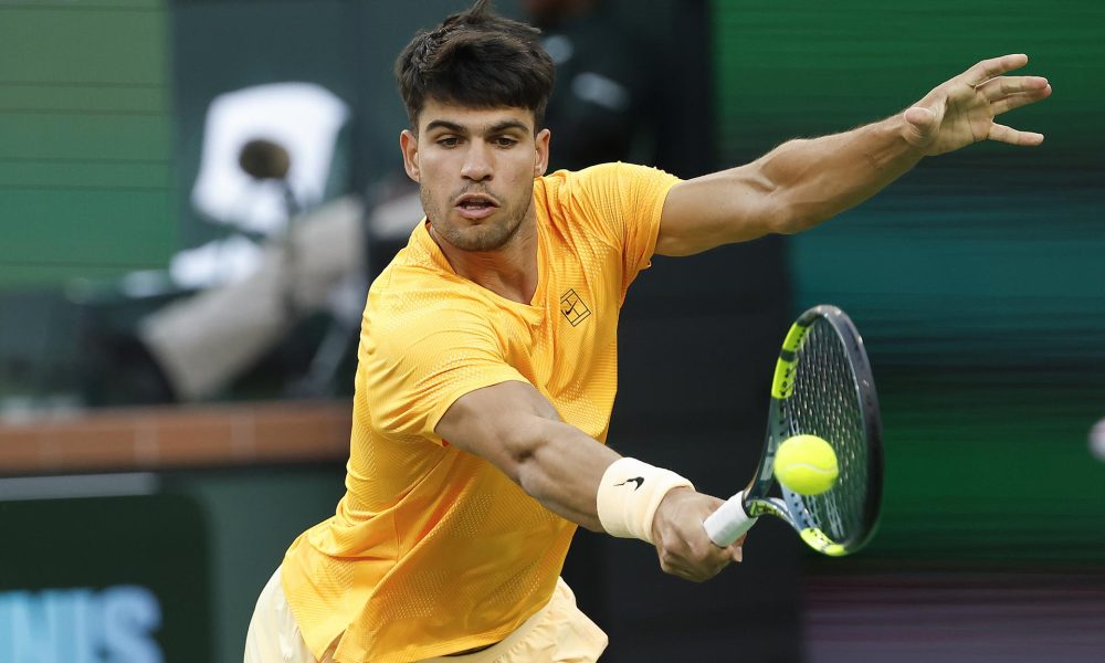 Carlos Alcaraz de España en acción durante el partido de individuales masculino contra Grigor Dimitrov de Bulgaria en el día 4 del torneo de tenis BNP Paribas Open en Indian Wells, Californi (EE. UU.). EFE/JOHN G. MABANGLO