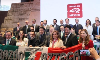 Personas posan durante el lanzamiento de la campaña Lo hecho en México siempre gana este martes, en el Papalote Museo del Niño en Ciudad de México (México). EFE/Mario Guzmán
