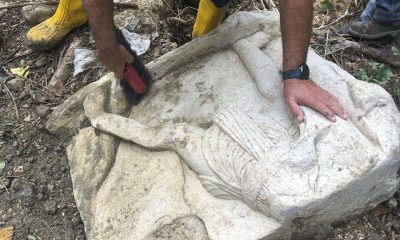.- Un monumento funerario romano decorado con escenas de combates de gladiadores del siglo I d.C. y que formaba parte del entorno histórico de la antigua Vía Apia ha sido descubierto en el municipio de Apollosa (sur), según informó el Ministerio de Cultura de Italia. Las representaciones de gladiadores, poco habituales en contextos funerarios de este tipo, sugiere que el sepulcro habría pertenecido a un ciudadano romano acomodado de la época augustea, probablemente vinculado con el mundo de los espectáculos públicos en la Roma antigua, según los arqueólogos que participan en el proyecto. EFE/ Superintendencia De Arqueología, Bellas Artes Y Paisaje Para Las Provincias De Caserta Y Benevento/SÓLO USO EDITORIAL/SÓLO DISPONIBLE PARA ILUSTRAR LA NOTICIA QUE ACOMPAÑA (CRÉDITO OBLIGATORIO)