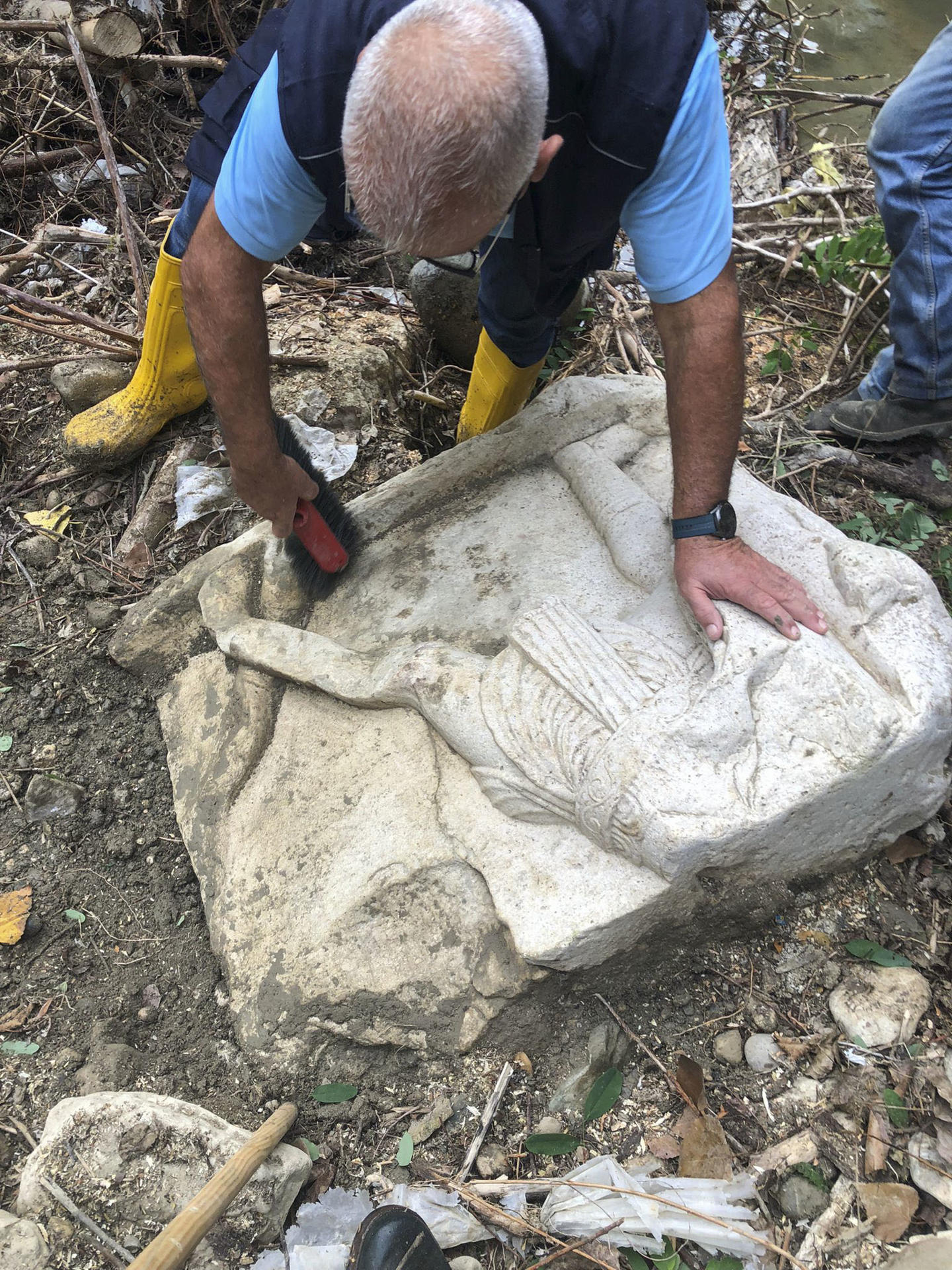.- Un monumento funerario romano decorado con escenas de combates de gladiadores del siglo I d.C. y que formaba parte del entorno histórico de la antigua Vía Apia ha sido descubierto en el municipio de Apollosa (sur), según informó el Ministerio de Cultura de Italia. Las representaciones de gladiadores, poco habituales en contextos funerarios de este tipo, sugiere que el sepulcro habría pertenecido a un ciudadano romano acomodado de la época augustea, probablemente vinculado con el mundo de los espectáculos públicos en la Roma antigua, según los arqueólogos que participan en el proyecto. EFE/ Superintendencia De Arqueología, Bellas Artes Y Paisaje Para Las Provincias De Caserta Y Benevento/SÓLO USO EDITORIAL/SÓLO DISPONIBLE PARA ILUSTRAR LA NOTICIA QUE ACOMPAÑA (CRÉDITO OBLIGATORIO)