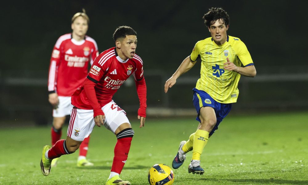 El jugador del Benfica Gianluca Prestianni (I) en acción ante Pablo Gozalbez, del Arouca, durante el partido de la Liga Portuguesa que han jugado Arouca y Benfica, en Arouca, Portugal. EFE/EPA/PAULO NOVAIS