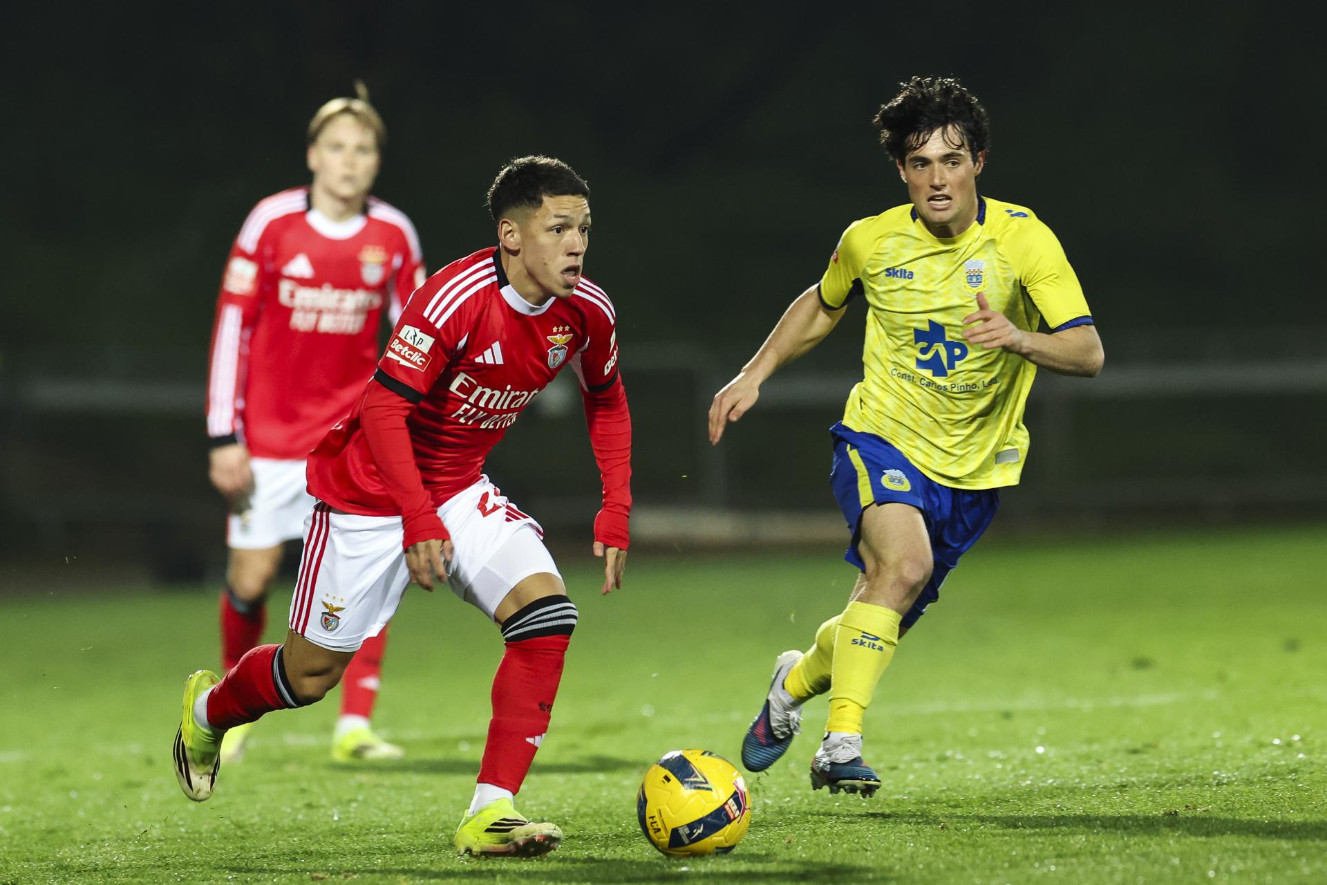 El jugador del Benfica Gianluca Prestianni (I) en acción ante Pablo Gozalbez, del Arouca, durante el partido de la Liga Portuguesa que han jugado Arouca y Benfica, en Arouca, Portugal. EFE/EPA/PAULO NOVAIS