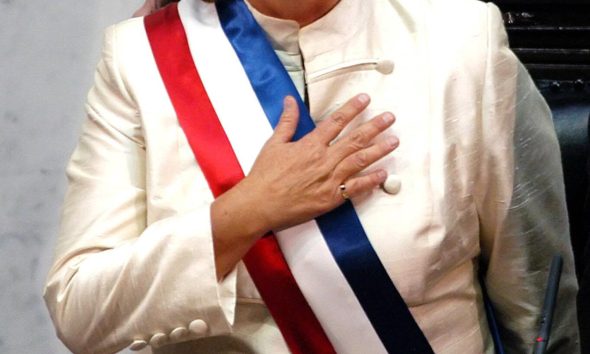 Valparaíso (Chile). La presidenta chilena Michelle Bachelet sonríe tras recibir la banda presidencial. Archivo EFE/Cézaro De Luca