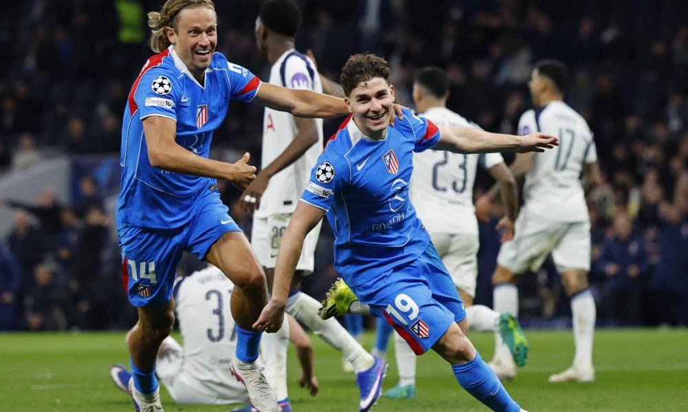 Los jugadores del Atletico Madrid Julian Alvarez (d) y Marcos Llorenre celebran un gol durante el partido de vuelta de los octavos de final de la UEFA Champions League que han jugado Tottenham Hotspurs y Atletico Madrid en Londres. EFE/EPA/TOLGA AKMEN
