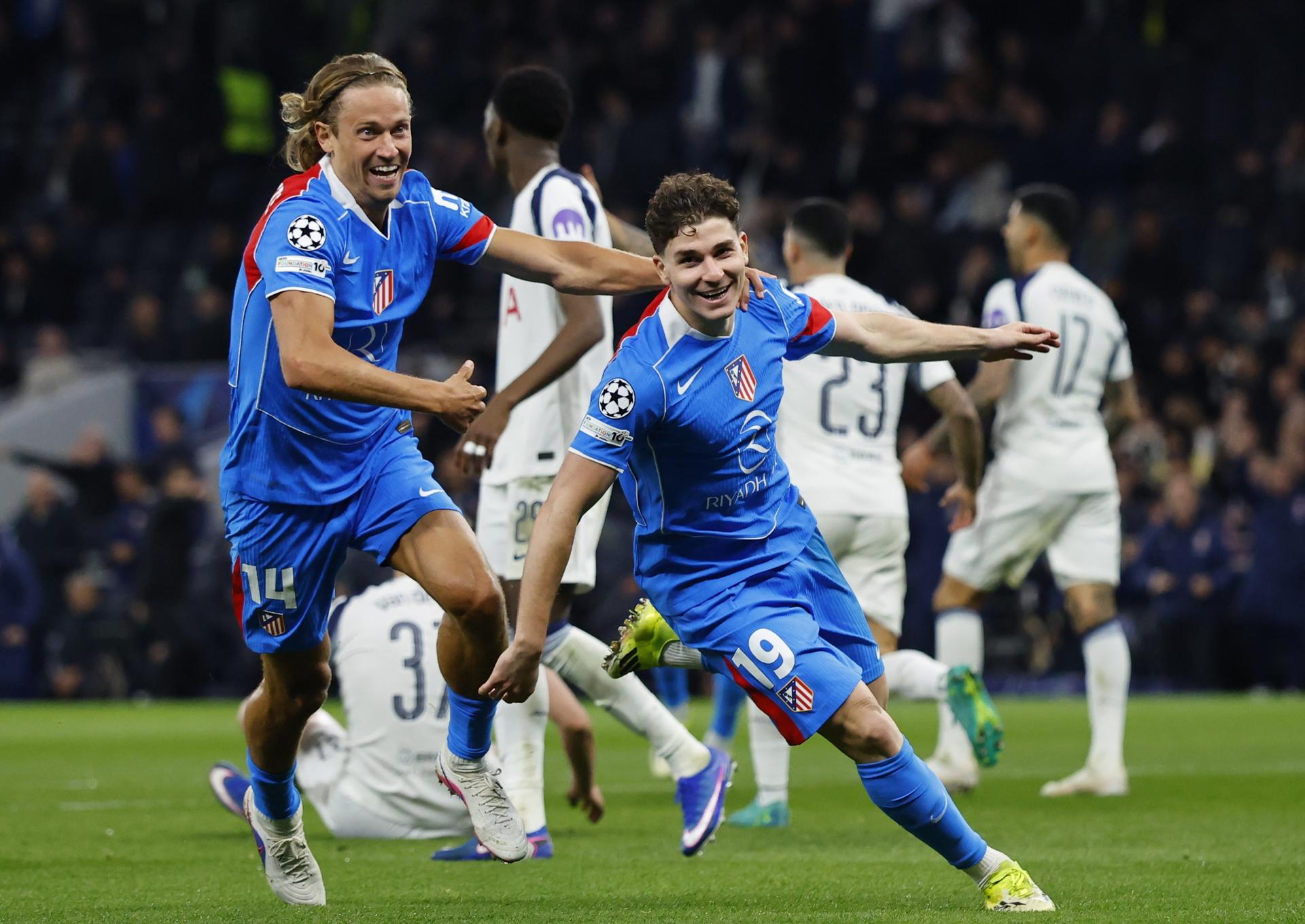 Los jugadores del Atletico Madrid Julian Alvarez (d) y Marcos Llorenre celebran un gol durante el partido de vuelta de los octavos de final de la UEFA Champions League que han jugado Tottenham Hotspurs y Atletico Madrid en Londres. EFE/EPA/TOLGA AKMEN