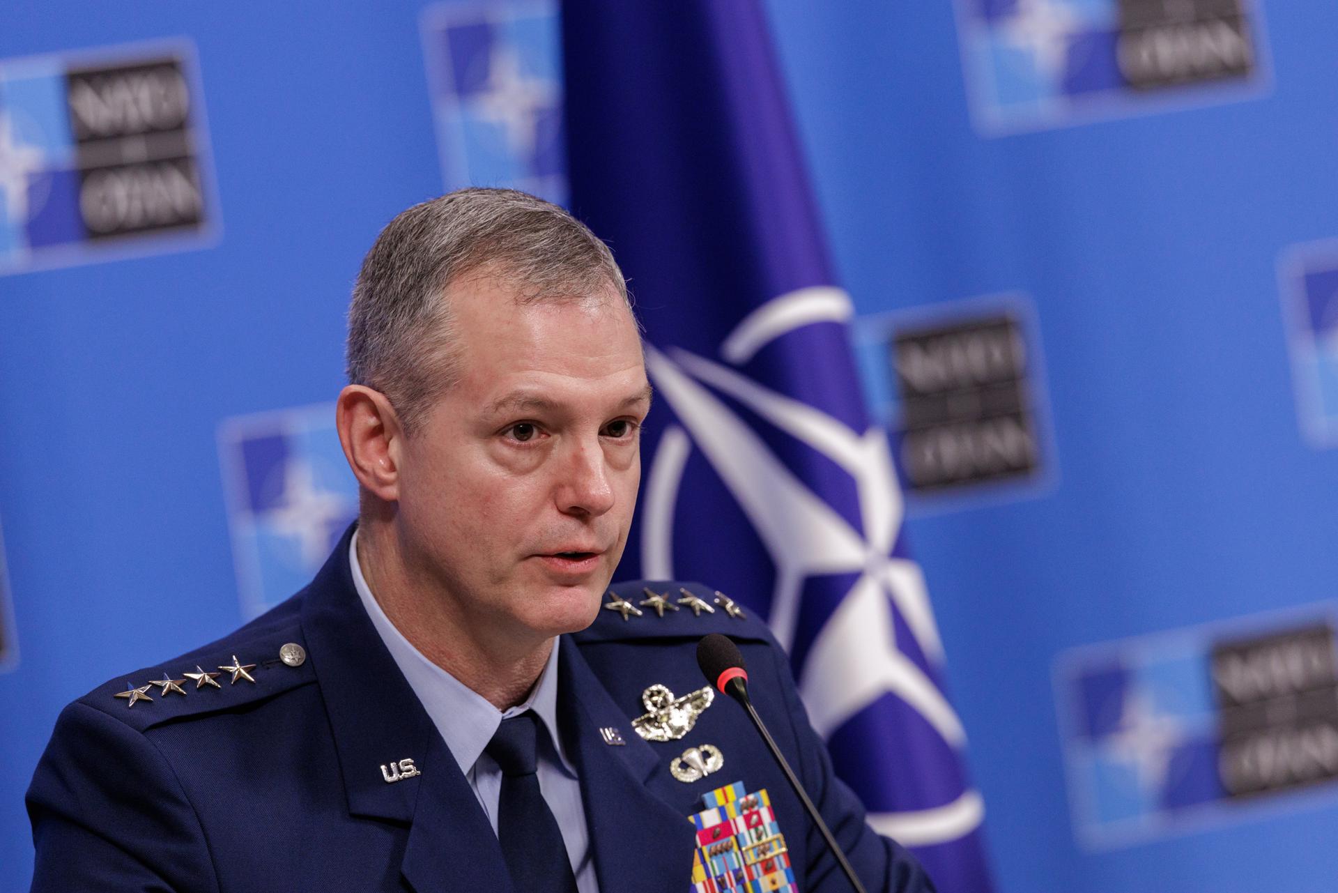FOTO ARCHIVO. El comandante supremo aliado en Europa, general Alexus Grynkewich, durante una rueda de prensa en Bruselas, Bélgica. EFE/EPA/OLIVIER MATTHYS