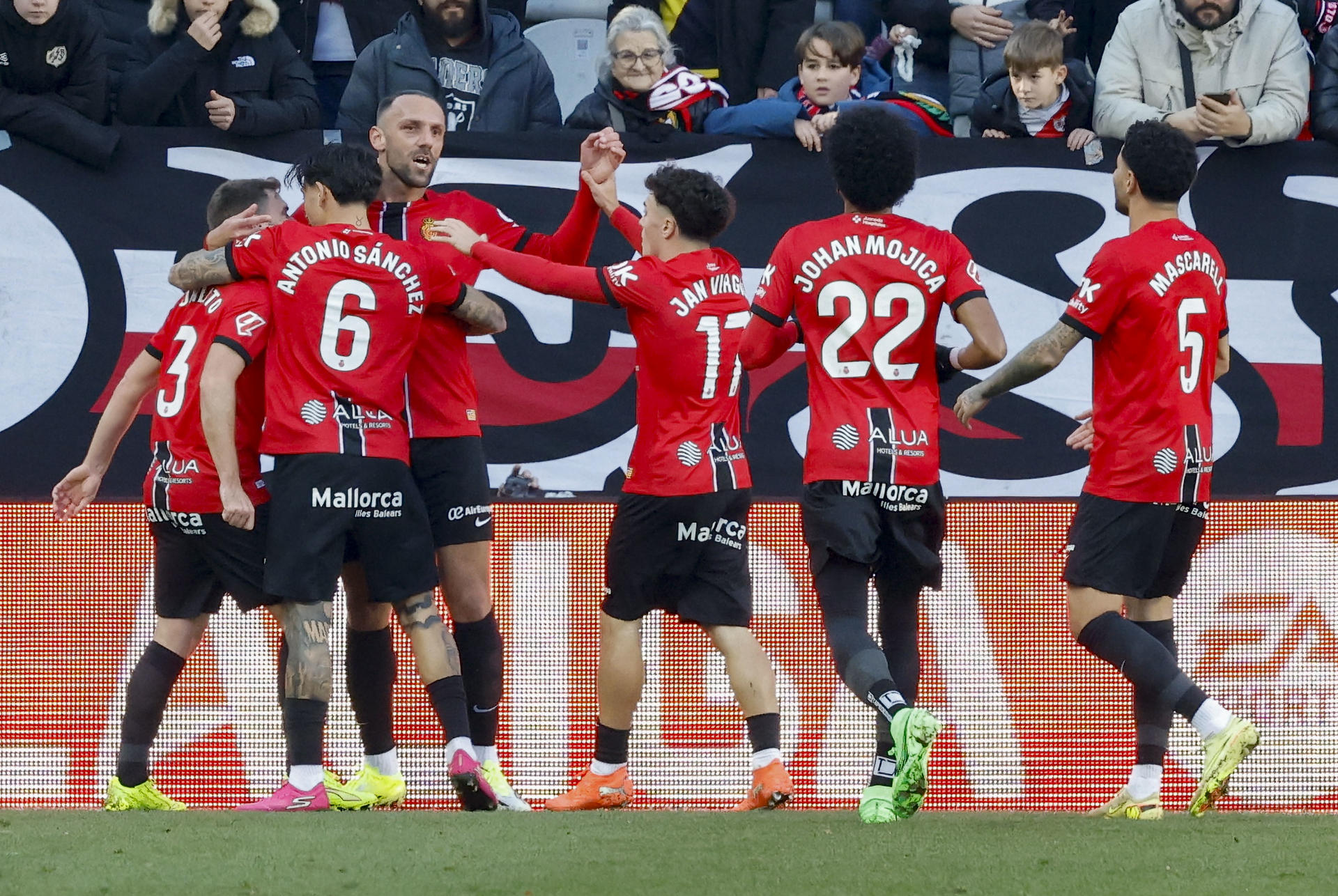 Jugadores del Mallorca celebran el primer gol del equipo, durante un partido de liga. EFE/J.J. Guillén/Archivo