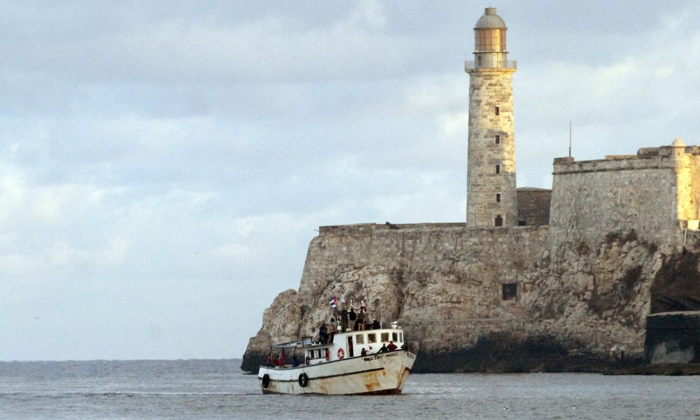 Integrantes del Convoy Nuestra América saludan a su llegada al puerto este martes, en La Habana (Cuba). EFE/ Ernesto Mastrascusa