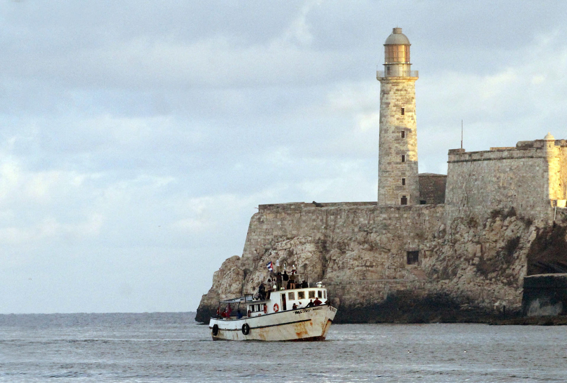 Integrantes del Convoy Nuestra América saludan a su llegada al puerto este martes, en La Habana (Cuba). EFE/ Ernesto Mastrascusa
