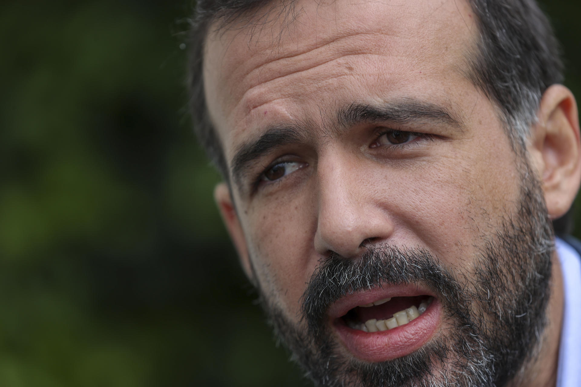 El director para América Latina de la organización Reporteros Sin Fronteras (RSF), Artur Romeu, habla en una entrevista con EFE este martes, en Quito (Ecuador). EFE/José Jácome