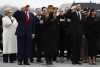 El presidente de EE.UU. Donald Trump (2-I), la primera dama de EE.UU. Melania Trump (C), el vicepresidente de EE.UU. JD Vance (2-D) y la segunda dama de EE.UU. Usha Vance (D) participan en una ceremonia de traslado de seis miembros fallecidos de las fuerzas armadas de EE.UU., en la Base Aérea de Dover en Dover, Delaware, EE.UU. EFE/WILL OLIVER
