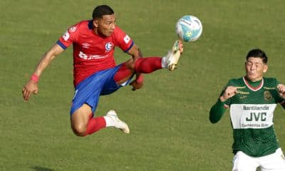 Francisco Martínez (d), de Marathón, disputa el balón con Carlos Sánchez, de Olimpia, en un partido de la Liga Nacional de Honduras entre Marathón y Olimpia en el estadio Yankel Rosenthal en San Pedro Sula (Honduras). EFE/José Valle