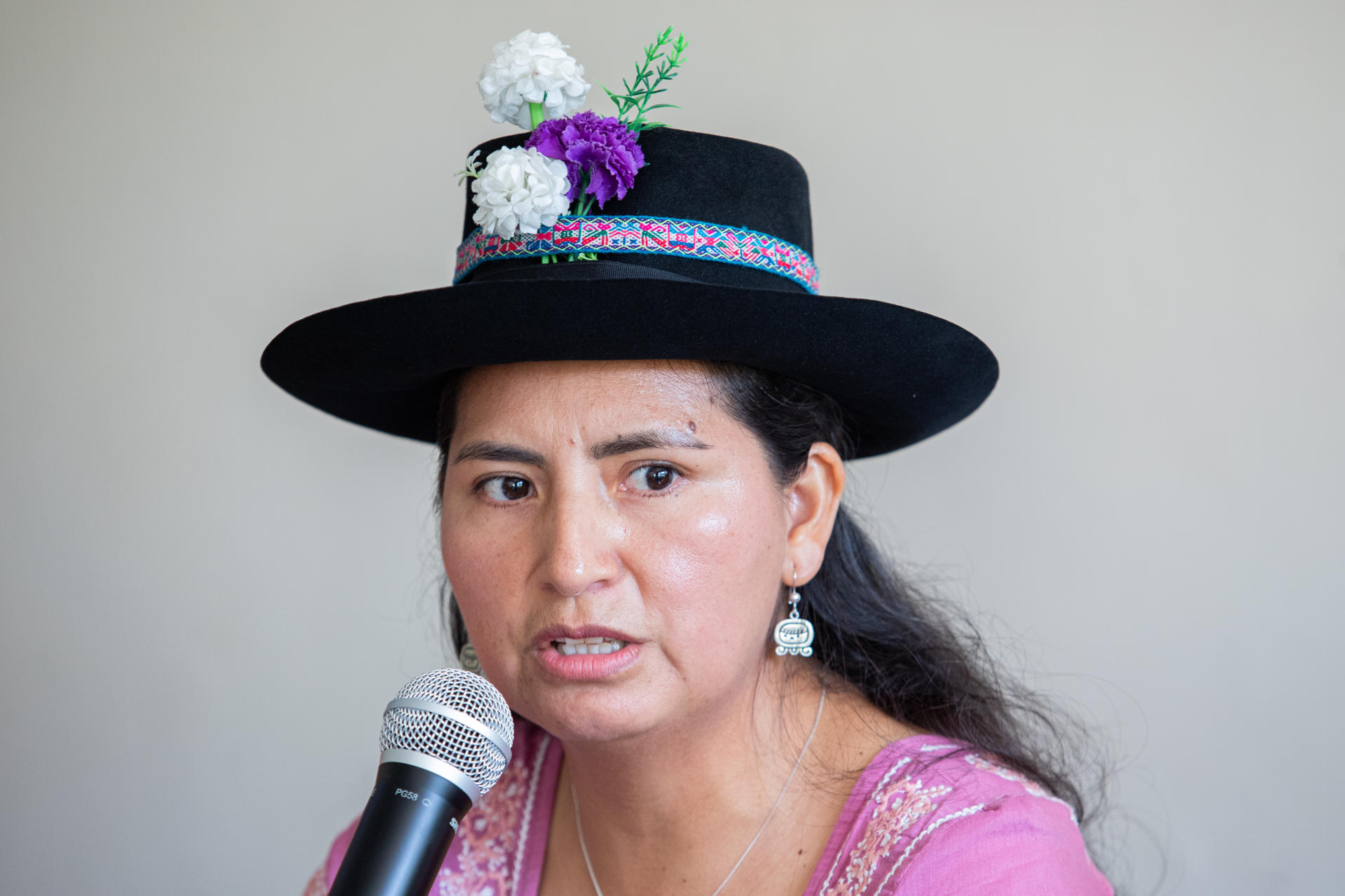 La secretaria ejecutiva de la Coordinadora Nacional de Derechos Humanos (CNDDHH), Tania Pariona, habla en una rueda de prensa este lunes, en Lima (Perú). EFE/ Renato Pajuelo