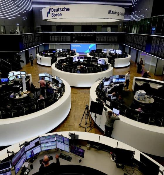 Vista interior del parqué de la Bolsa de Fráncfort eeste lunes, jornada marcada por el temor a un conflicto en Oriente Medio. EFE/EPA/RONALD WITTEK